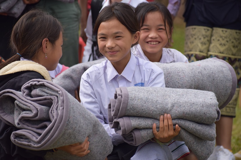 オンワードの回収衣料品から生産したリサイクル毛布をラオスの貧困世帯や寄宿学校などへ寄贈